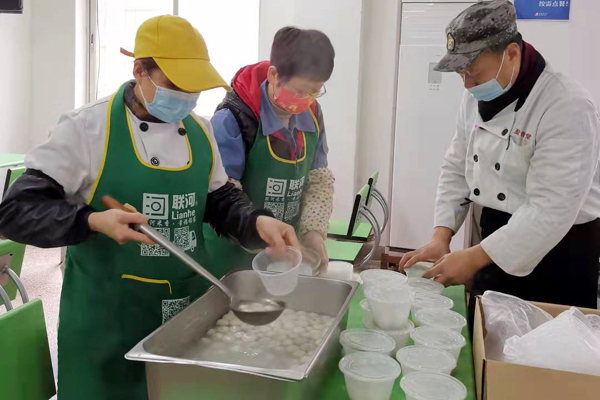 食堂汤圆暖心派送，共庆元宵佳节.jpg